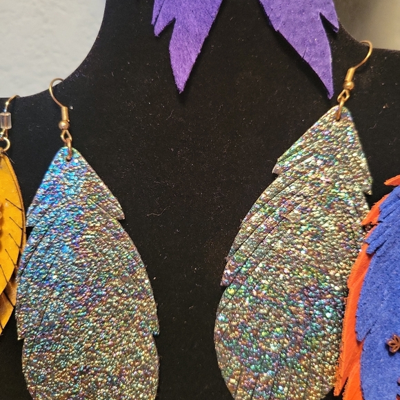 4 pairs of fish hook feather earrings - Picture 5 of 8